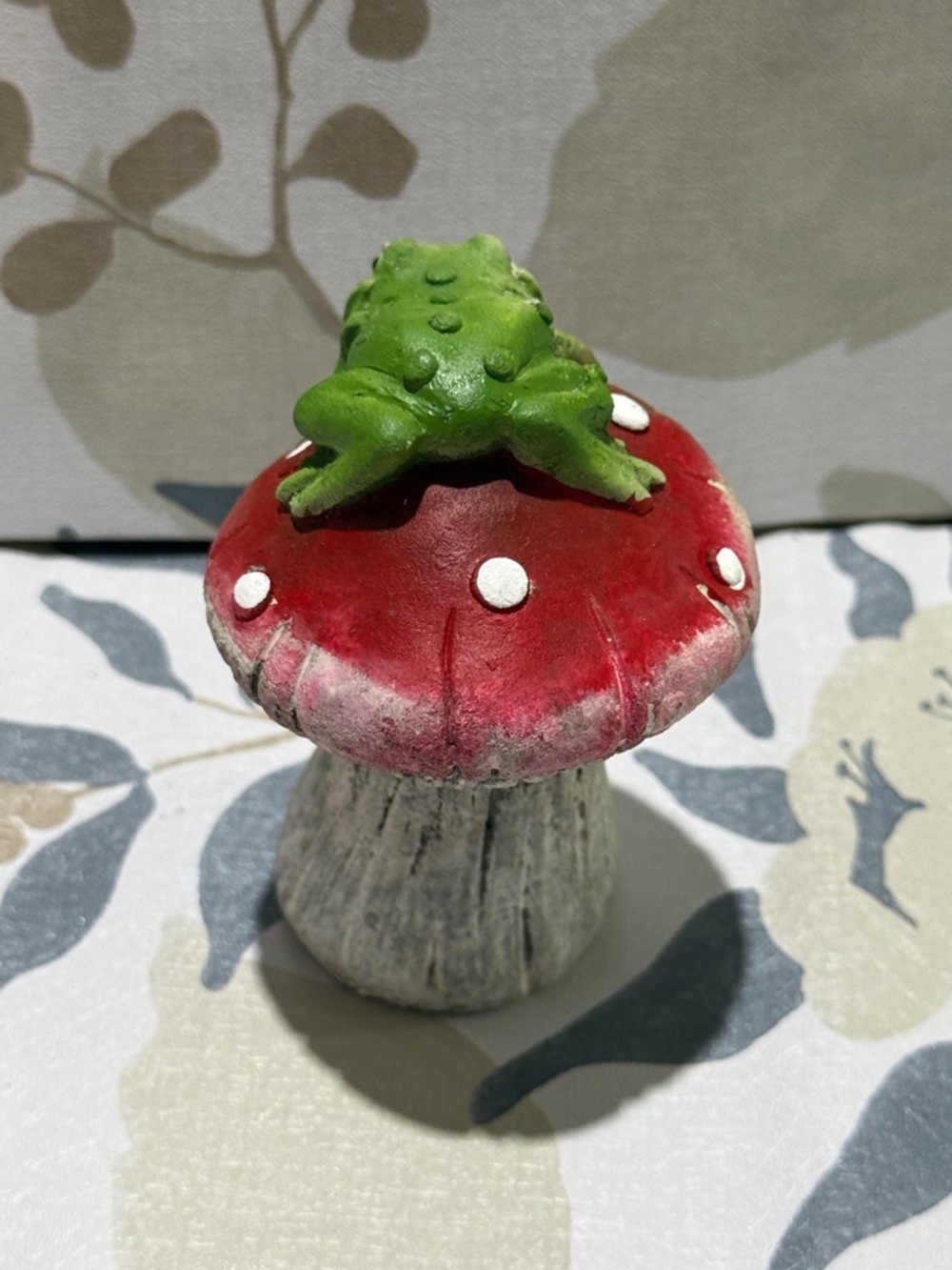 Frog on Toadstool Garden Ornament - Green & Red - Picture 4 of 6